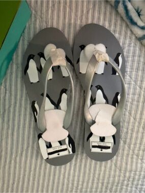 Kate Spade authentic new in box  "Milli" Penguin Print Flip Flops size 9M $15